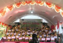 Para siswa SDIT Amal Insani Jepara diuji hafalannya di pangung terbuka pada Haflah Tahfid VII Tahun Pelajaran 2021/2022, di Halaman sekolan, Sabtu (26/3). (