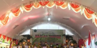 Para siswa SDIT Amal Insani Jepara diuji hafalannya di pangung terbuka pada Haflah Tahfid VII Tahun Pelajaran 2021/2022, di Halaman sekolan, Sabtu (26/3). (